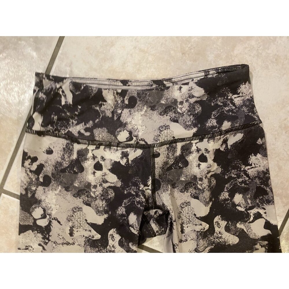 3/$15 SALE - HEAD Gray Patterned Capri Leggings Yoga Pants Active Wear Size XS - Picture 2 of 4